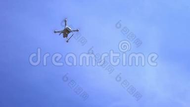 飞行员在蓝天上捕捉到了无人机，科普特，无人机从高空坠落，落在`的手中